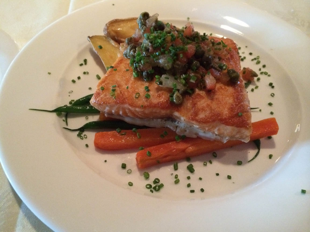 The Salmon dish was exquisite. The fish was moist and tender with a hint of lemon. The steamed vegetables underneath were soft but with the right level of crunch still intact. Chopped chives are then sprinkled on the dish.